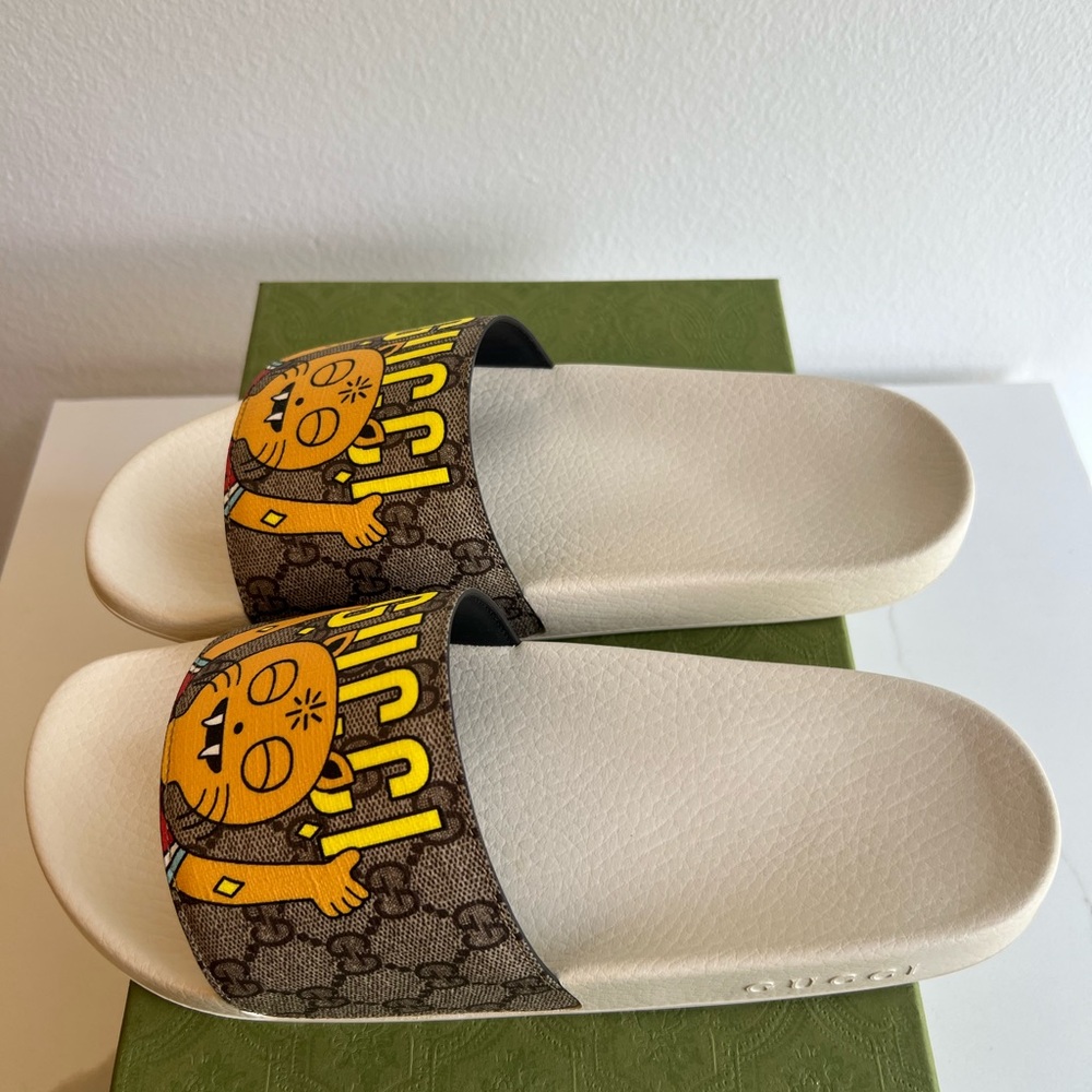 Gucci x Pablo Delcielo men's GG Supreme slides featuring a "funny cat" graphic. - Picture 13 of 16
